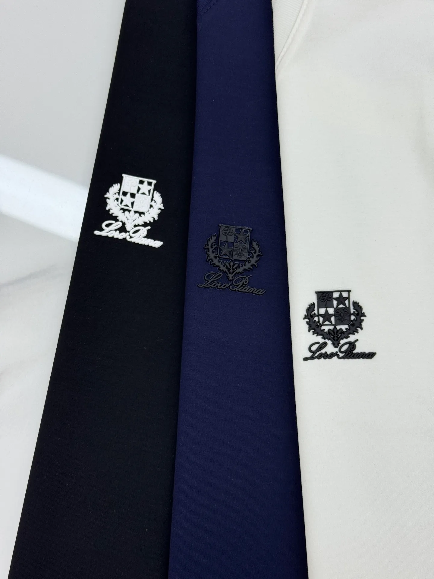 185 ⚜️Loro piana*26s new mercerized cotton T-shirt. Original recommendation❤️Classic LP logo. 3D three-dimensional silicone logo. Quality presentation. Classic Lp old money style concrete words. Letter pattern is high-end and low-key. Simple Versatile style. Made of custom-made 190g mercerized cotton fabric, it has a strong sense of lightness behind the upper body. The soft texture is skin-friendly and has excellent breathability. All three standards are met! Color: Black.Dark Blue.White.Sizes: M-3XL slim fit! (S and 4XL can be customized) 175/145 pounds recommended XL